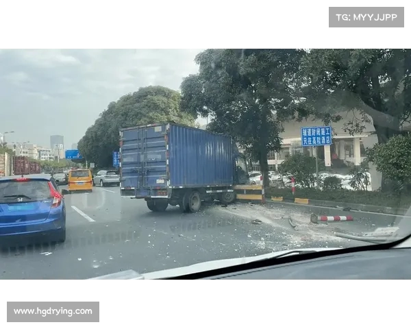 科莫中场卡克雷遭遇交通事故所幸未造成人员伤亡事故过程惊险但无大碍 科莫中场卡克雷遭遇交通事故所幸未造成人员伤亡事故过程惊险但无大碍